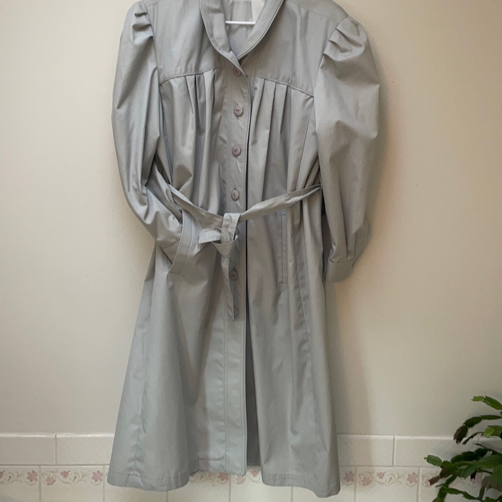 Beige trench raincoat belt puff sleeves buttons Romania classic